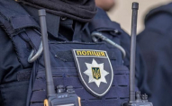 У центрі Львова чоловік у образі жінки намагався покусати поліцейського. ВІДЕО