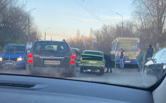 У Луцьку зіткнулися автомобіль та маршрутка: є постраждалі. ФОТО