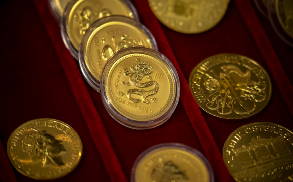 Під час прополки саду сімейна пара знайшла десятки золотих монет