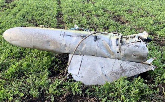 У полі на заході України чоловік знайшов ракету рф. ВІДЕО