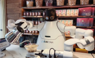 Робот-бариста напоїть і кавою, і чаєм. ФОТО