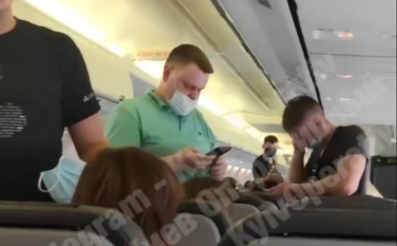 «Люди втрачали свідомість»: у Борисполі пасажирів декілька годин змусили сидіти у літаку. ВІДЕО