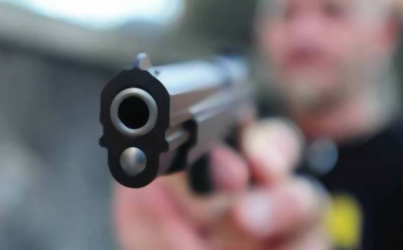 У Луцьку чоловік з предметом, схожим на пістолет, погрожував убивством студентам. ФОТО