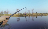 У селі на заході України чоловік зловив рибу розміром у свій зріст. ФОТО