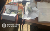 На заході України посадовиця намагалася з'їсти хабар, який вимагала у військового