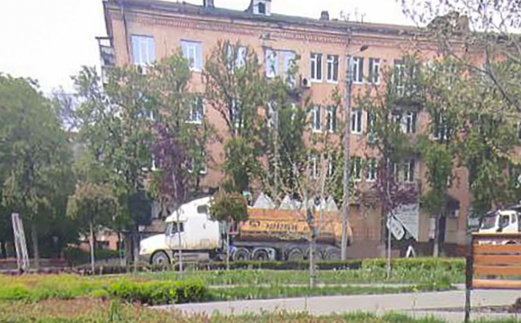 У напрямку українського міста рф везуть 17 вантажівок із «зубами дракона». ФОТО
