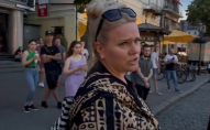 У центрі міста жінка накинулися на вуличних музикантів через українські пісні. ВІДЕО