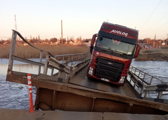 Вантажівка втопила понтонний міст. ФОТО