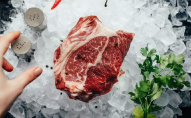 Як безпечно розморозити м'ясо: дієві лайфхаки