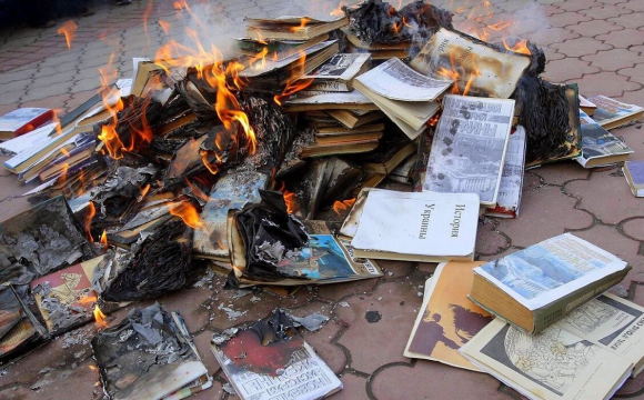 В Мелітополі окупанти нищать книги з історії України