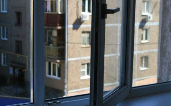26-річна жінка намагалася вистрибнути з вікна: її врятував поліцейський
