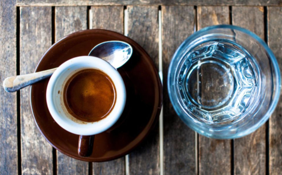 Чому разом з кавою треба випити склянку води
