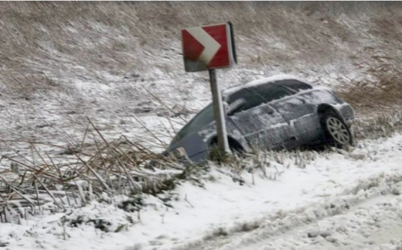 На Волині водій авто не впорався із керуванням і злетів з дороги: є постраждала