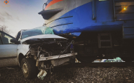 На залізничному переїзді поїзд розтрощив авто: загинув чоловік