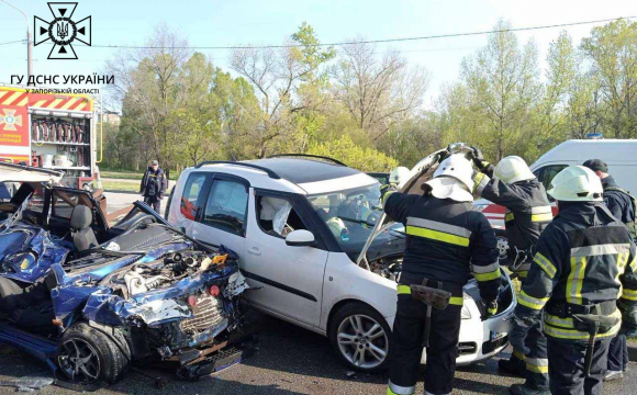 Внаслідок ДТП в авто затисло двох підлітків: рятувальники деблокували постраждалих. ФОТО