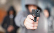 Двоє чоловіків з пістолетом і гранатою напали на 19-річного у центрі Львова