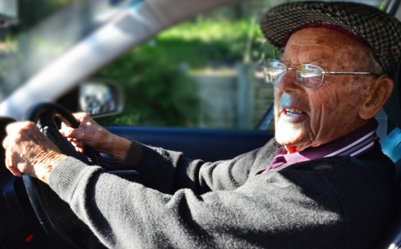 88-річний дідусь гнав під 200 км/год: спізнювався на вакцинацію