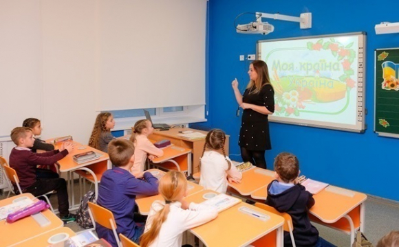 У школах в Україні введуть електронні щоденники і журнали