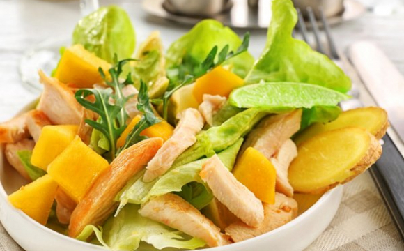 Рецепт дня: простий салат з манго та курки - volynfeed.com