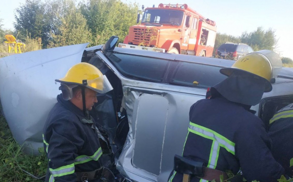 На Волині трапилася смертельна ДТП, тіло водія діставали рятувальники