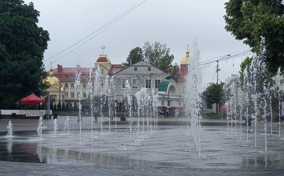 Луцький фонтан чомусь працює і в дощ. ФОТО