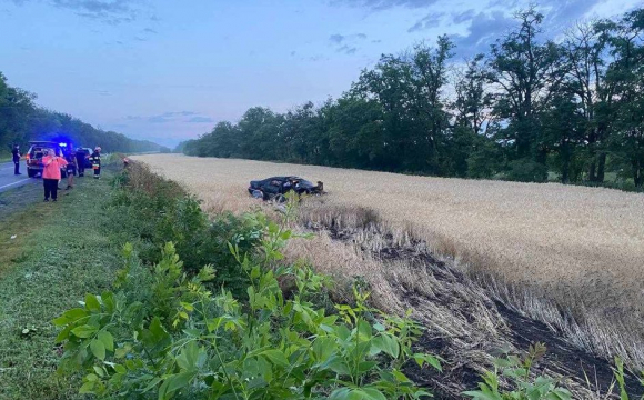 Поблизу селища п'яний поліцейський з'їхав у кювет та перекинувся: загинули троє неповонолітніх. ФОТО