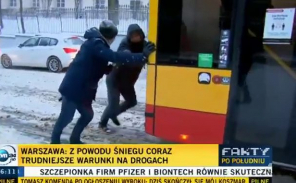У Варшаві білорус з репортером виштовхали буксуючий автобус. ВІДЕО
