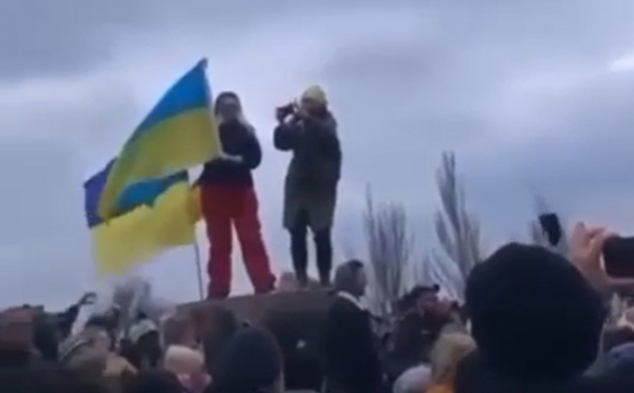 «Зеленський молодець, а Путіну пі**єц»: у Херсоні українці вийшли на мітинг. ВІДЕО