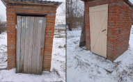 Мамі мобілізованого окупанта російські чиновники подарували двері для вуличного туалету