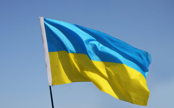 Український вандалізм: нетверезий юнак розірвав та потоптав державний прапор