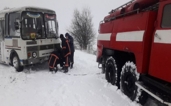 На Волині в снігу загруз шкільний автобус з дітьми. ФОТО. ВІДЕО