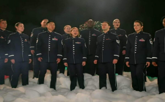 Військовий оркестр США заспівав всесвітньо відому українську пісню. ВІДЕО