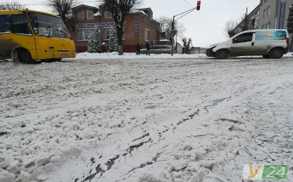Беремо лопати і до роботи: мер волинського міста закликає допомогти розчистити сніг 