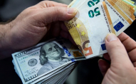 Українцям розповіли, чи варто купувати долар у червні