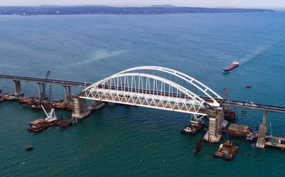 Біля з'їзду з Кримського мосту піднімаються клуби диму, — ЗМІ. ФОТО