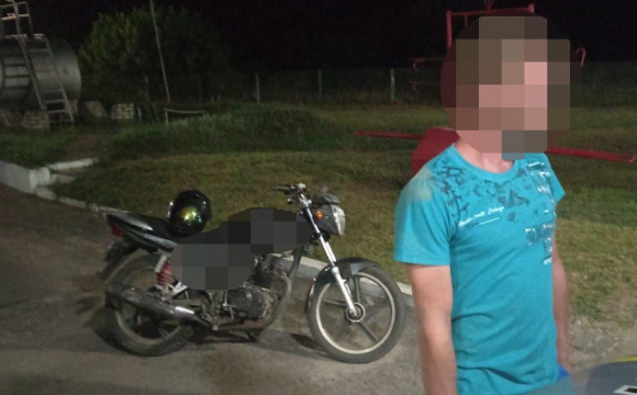 Хабарник без номерів: поліція затримала мотоцикліста, який хотів відкупитися грошима