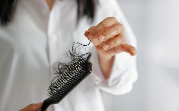 Чому після коронавірусу випадає волосся