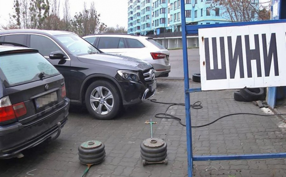 У Луцьку великі черги на шиномонтажах: водії не встигають перевзути авто