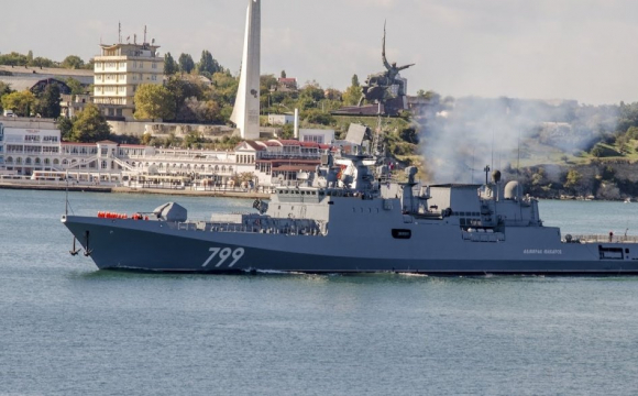 У Чорному морі біля Зміїного горить російський корабель