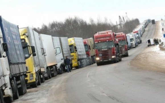 Рф у цивільних вантажівках перекидає техніку до прикордонної області