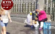Безпритульна влаштувала велике прання на вулиці ледь не у центрі Києва. ВІДЕО