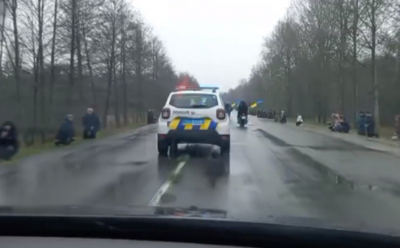 Волиняни на колінах зустріли загиблого Героя. ВІДЕО