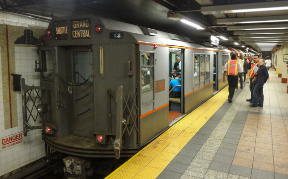 У вагоні метро сталася стрілянина: серед поранених підліток