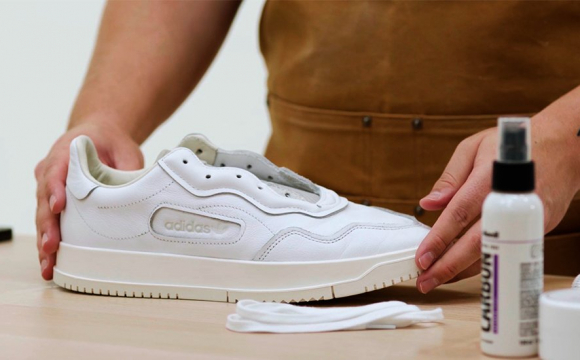 Як почистити білі кросівки