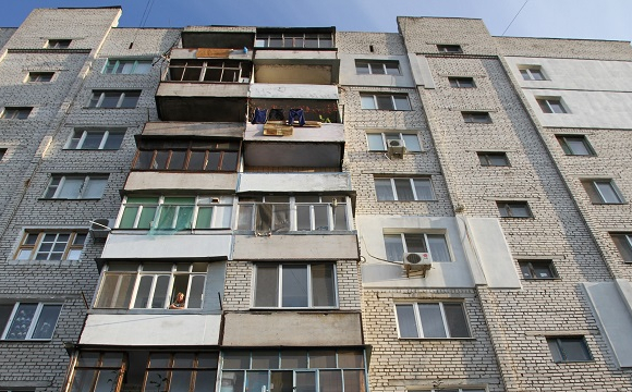 На заході України з вікна 9-го поверху випала 19-річна дівчина