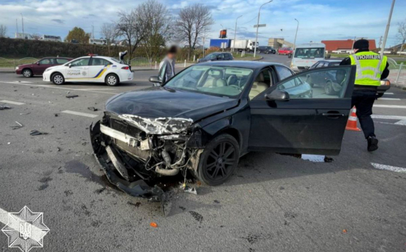 У Луцьку водій авто в'їхав у автобус 