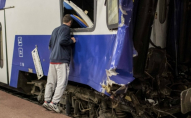 На вокзалі локомотив врізався в пасажирський вагон: є загиблі
