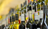 Українцям можуть заборонити купувати алкоголь за готівку