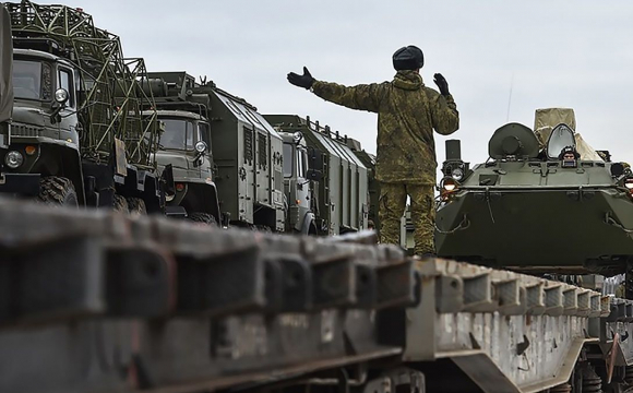 Рф перекидає техніку та військових у напрямку українських міст. ВІДЕО