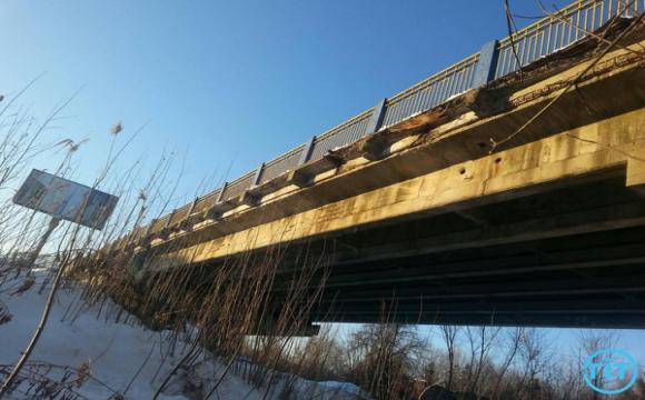 В Луцьку зруйнований міст намагались залатати дерев'яними дошками